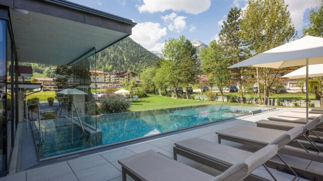 Moderne Terrasse mit Pool und Bergblick