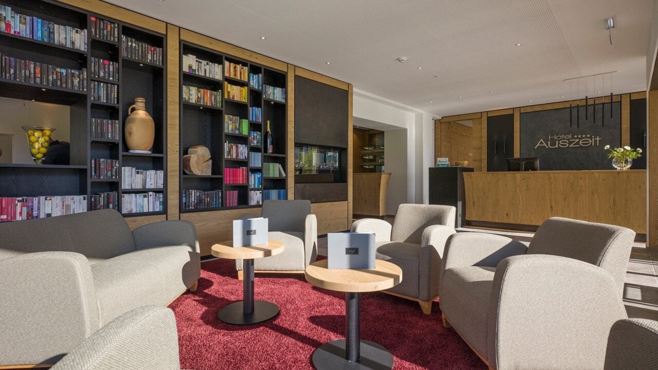 Moderne Hotel-Lobby mit gemütlichen Sitzmöbeln