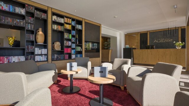 Moderne Hotel-Lobby mit gemütlichen Sitzmöbeln