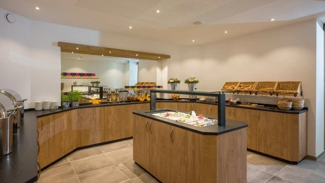 Moderne Küchenzeile mit Buffets und frischen Zutaten