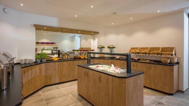 Moderne Küchenzeile mit Buffets und frischen Zutaten