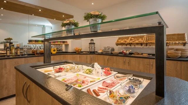 Buffet mit gesunden Speisen und Getränken
