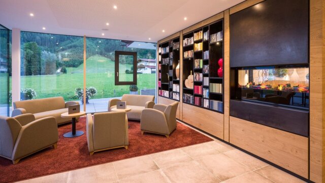 Gemütlicher Loungebereich mit Bücherregal