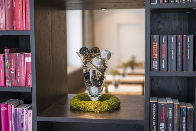 Dekorative Vase mit Tannenzapfen und Kugeln