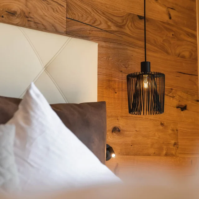 Gemütlicher Schlafbereich mit stylischer Lampe