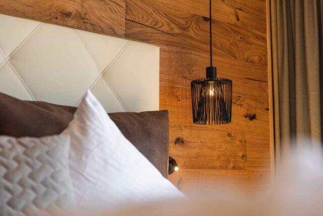 Gemütlicher Schlafbereich mit stylischer Lampe