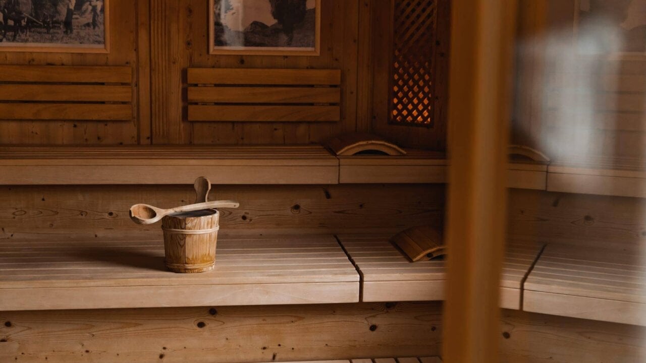 Gemütliche Sauna mit Holzinterieur und Eimer