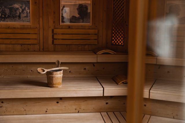 Gemütliche Sauna mit Holzinterieur und Eimer