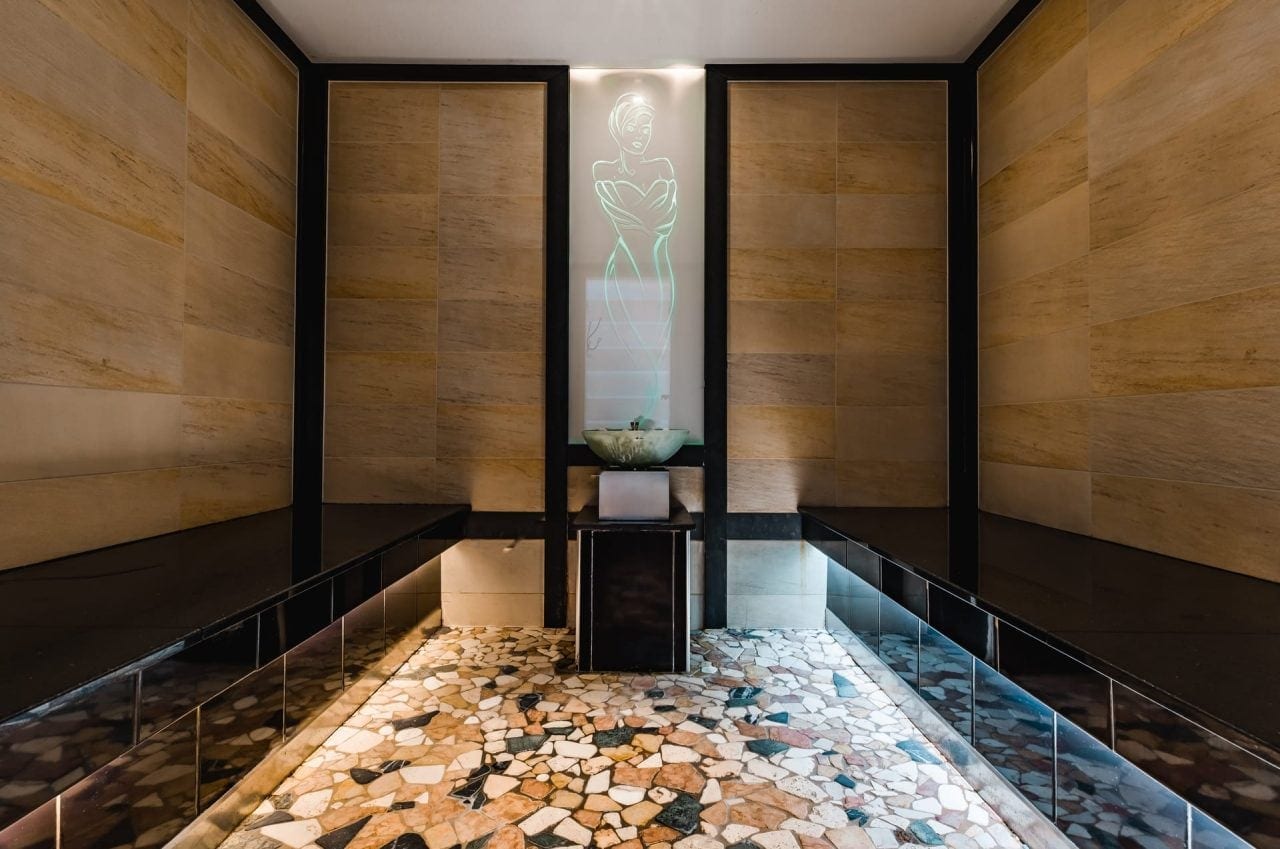 Eleganter Spa-Bereich mit modernem Design