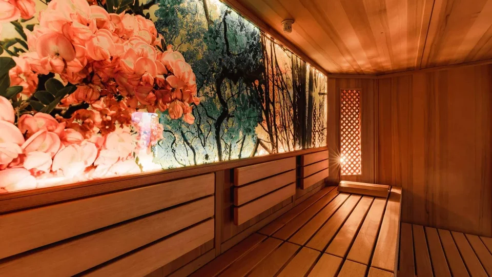 Innenansicht einer gemütlichen Sauna mit Pflanzenmotiven.