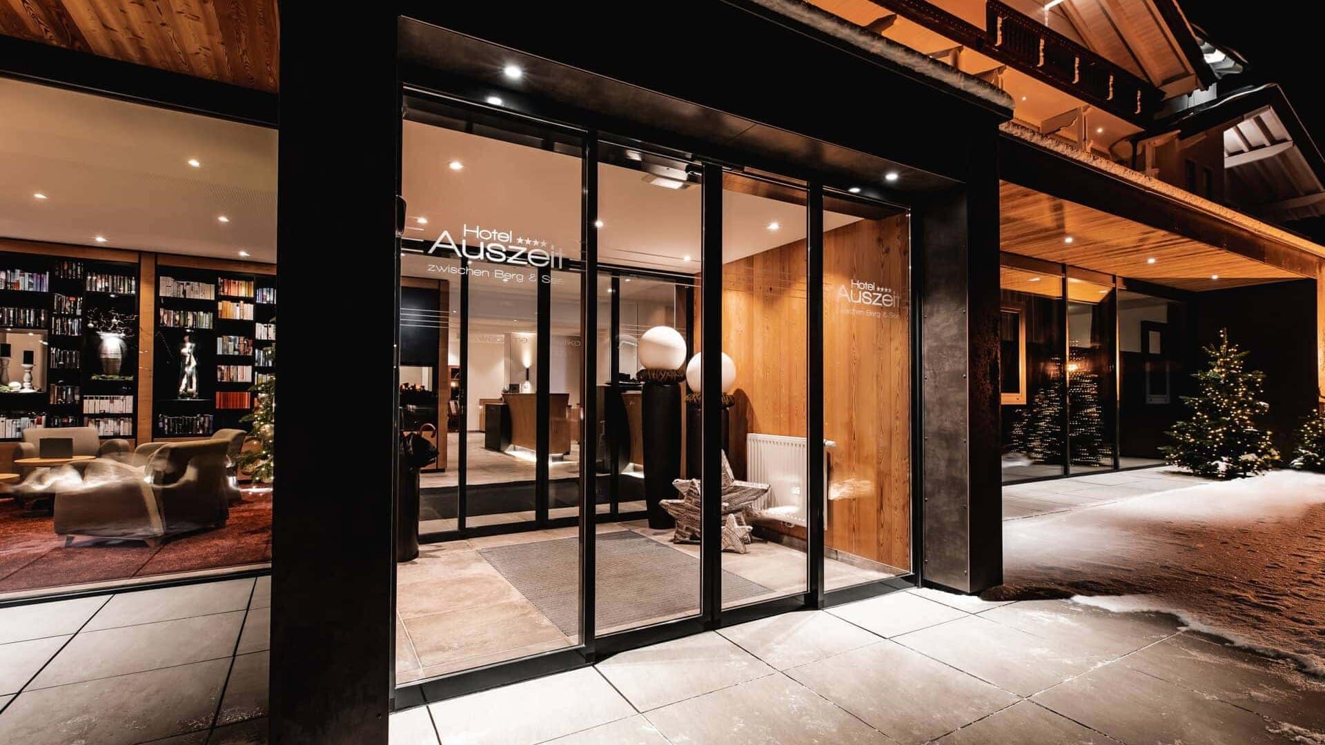Eingang zum Hotel Auszeit bei Nacht