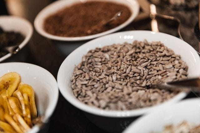 Schalen mit Sonnenblumenkernen und Snacks