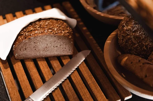 Frisches Brot auf einem Holzbrett mit Messer.
