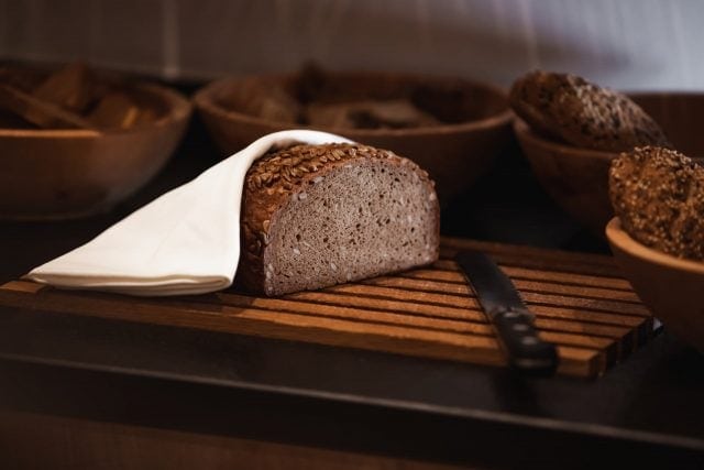 Frisches Brot auf einem Holzbrett