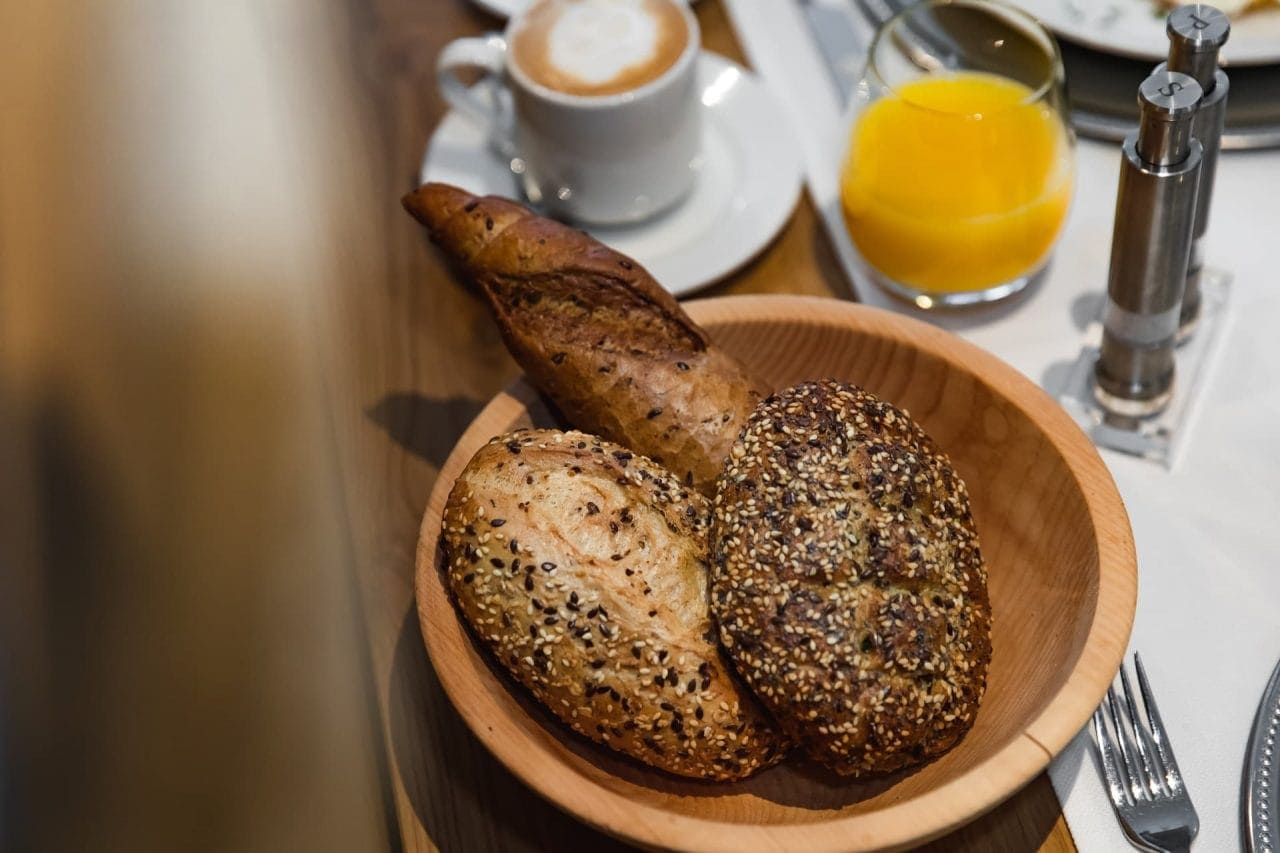 Frühstück mit Brötchen, Kaffee und Orangensaft.