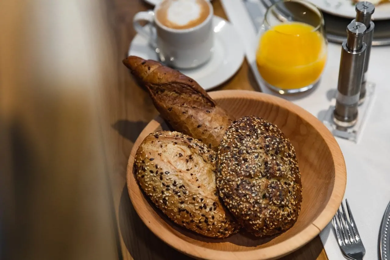 Frühstück mit Brötchen, Kaffee und Orangensaft.