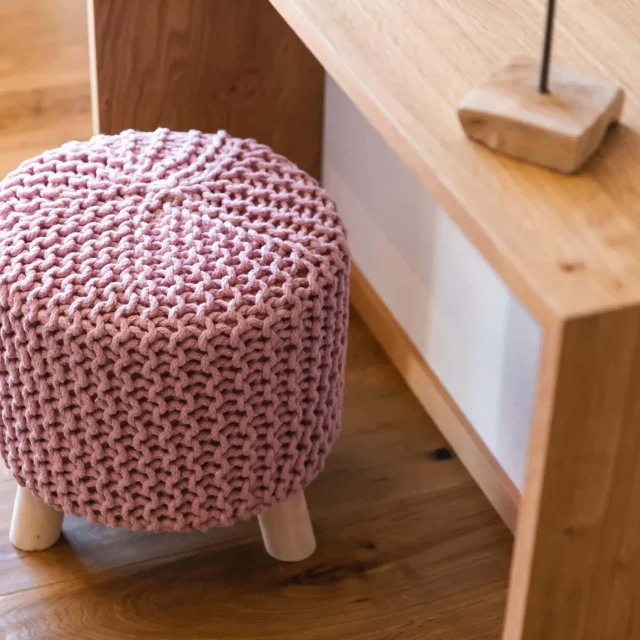 Modischer Hocker mit gestricktem Bezug