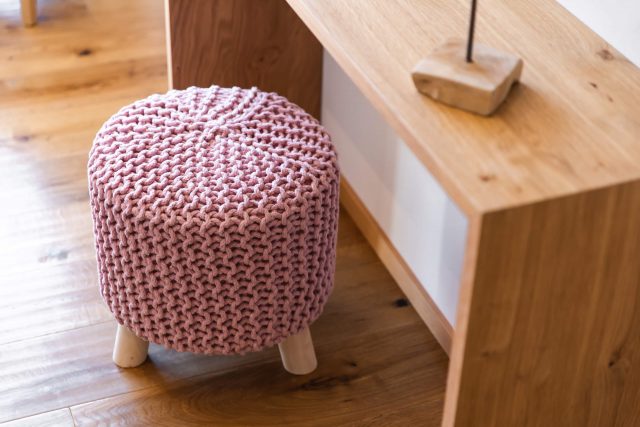 Modischer Hocker mit gestricktem Bezug