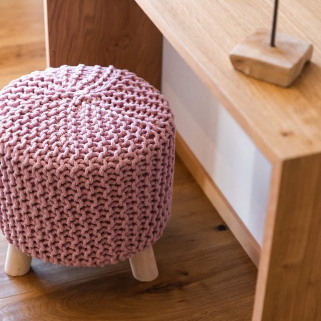 Modischer Hocker mit gestricktem Bezug