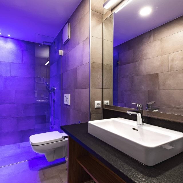 Modernes Badezimmer mit farbiger Beleuchtung