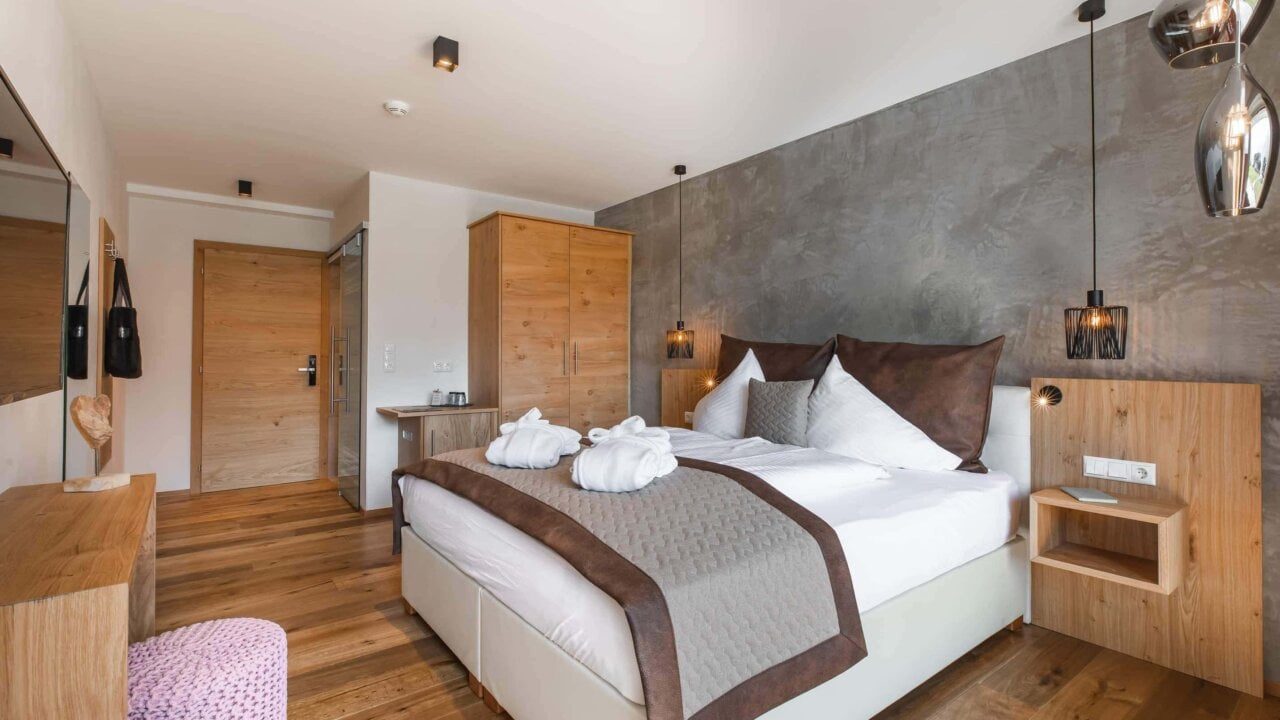 Modernes, gemütliches Hotelzimmer mit Holzdetails.