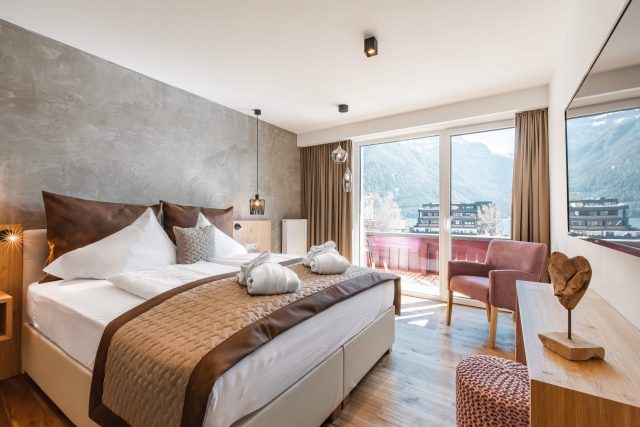 Modernes Hotelzimmer mit Bergblick und stilvollem Design