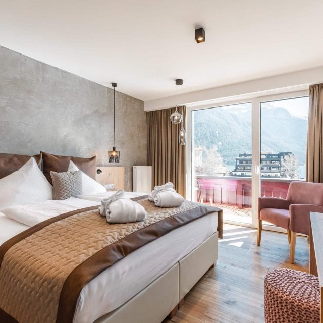 Modernes Hotelzimmer mit Bergblick und stilvollem Design
