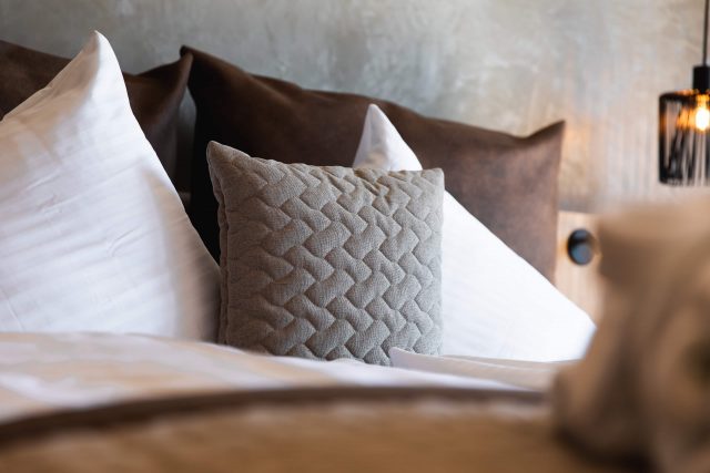 Dekorative Kissen auf einem Bett