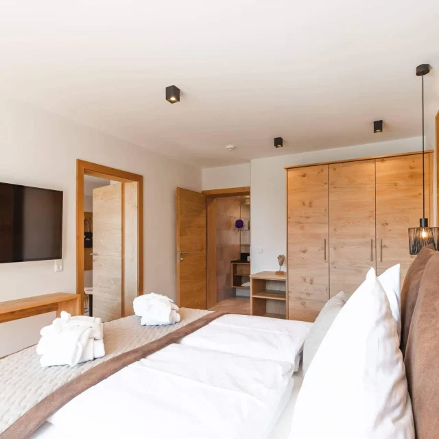 Gemütliches Schlafzimmer mit modernen Möbeln und TV.
