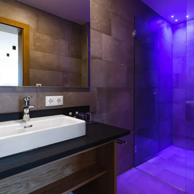 Modernes Badezimmer mit Dusche und Waschbecken