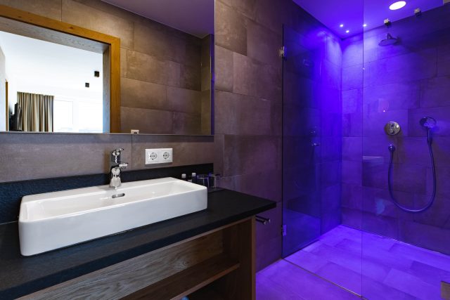 Modernes Badezimmer mit Dusche und Waschbecken