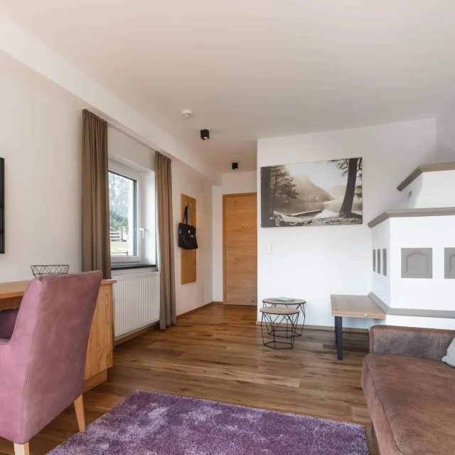 Gemütliches Wohnzimmer mit TV und Tisch