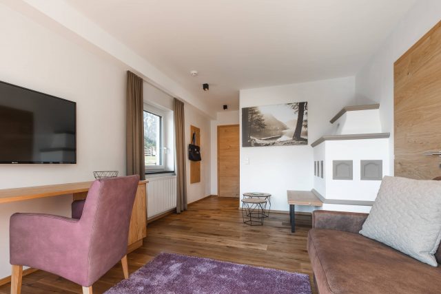 Gemütliches Wohnzimmer mit TV und Tisch