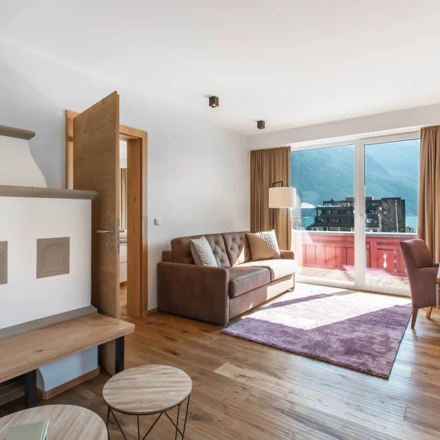 Helles Wohnzimmer mit Balkon und Bergblick