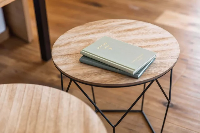 Zwei Bücher auf einem runden Tisch