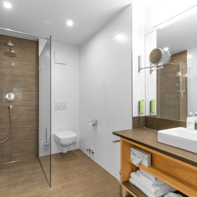 Moderne Badezimmer mit Dusche und Waschbecken