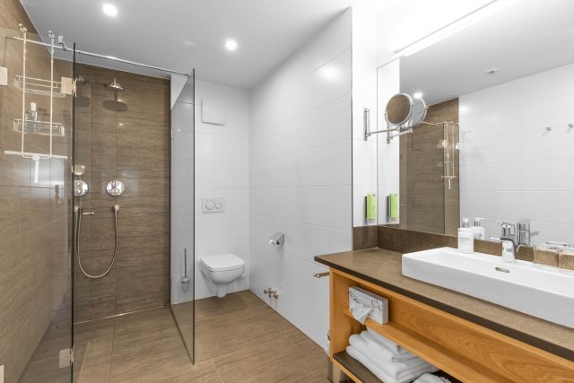 Moderne Badezimmer mit Dusche und Waschbecken