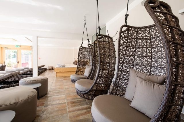 Hängesessel in einem modernen Entspannungsraum