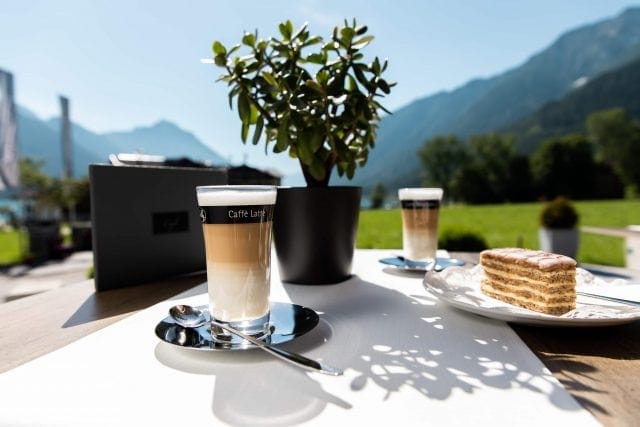 Caffè Latte und Dessert im Freien