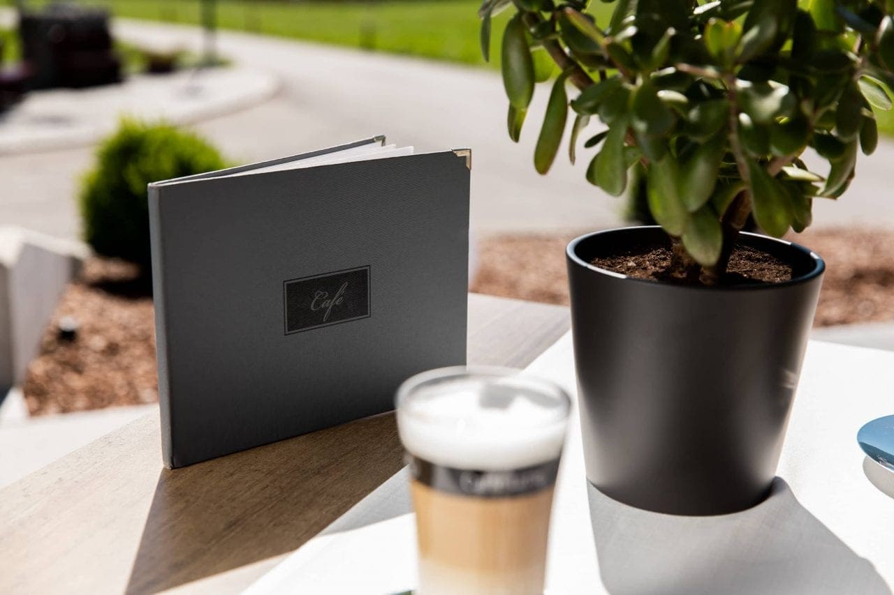 Café menü und Kaffeetasse auf Tisch.