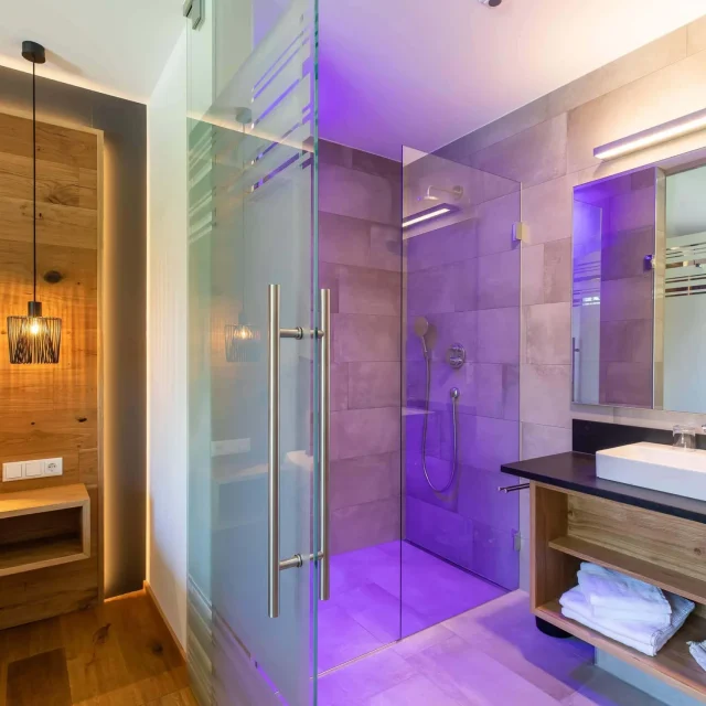 Helles modernes Badezimmer mit Dusche und Waschbecken