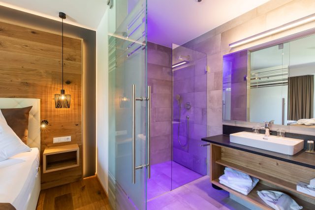 Helles modernes Badezimmer mit Dusche und Waschbecken