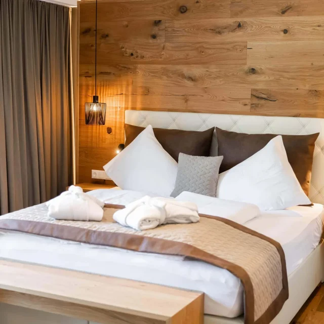 Gemütliches Schlafzimmer mit modernem Design