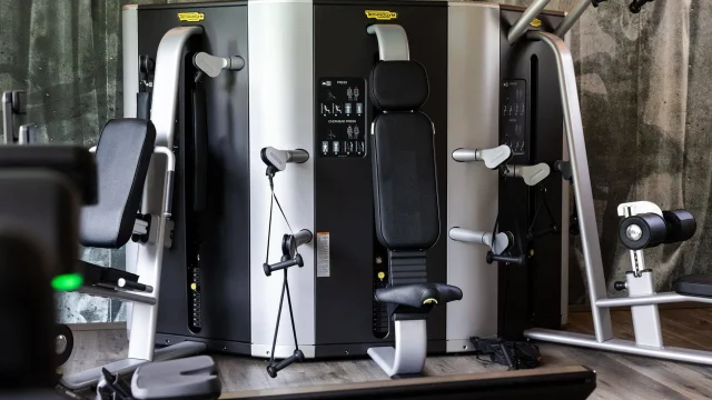 Moderne Fitnessgeräte in einem Trainingsstudio