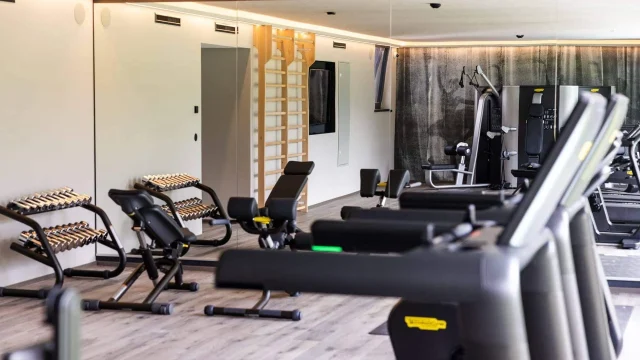 Moderne Fitnessgeräte in einem hellen Studio