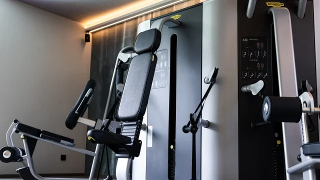 Moderne Fitnessgeräte im Trainingsraum