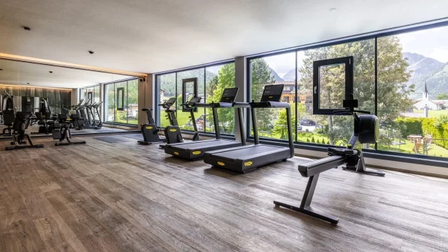 Moderne Fitnessgeräte in einem lichtdurchfluteten Raum.