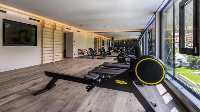 Modernes Fitnessstudio mit Geräten und Fensterblick