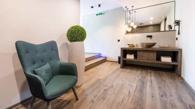 Moderne Inneneinrichtung mit Stuhl und Pflanzen.