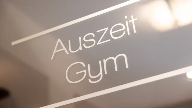 Schild eines Fitnessstudios mit dem Namen Auszeit Gym